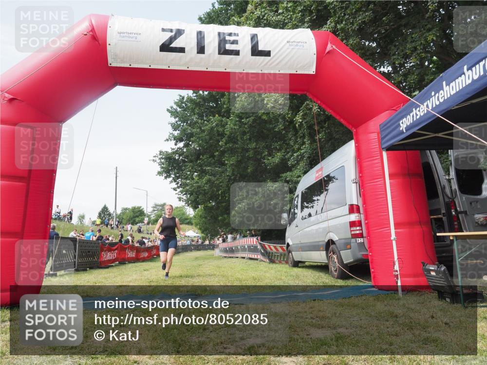 21.06.2025 - 27. Vierlanden-Triathlon KatJ http://msf.ph/oto/8052085 15.06.2025 11:46:44 Ziel  meine-sportfotos.de