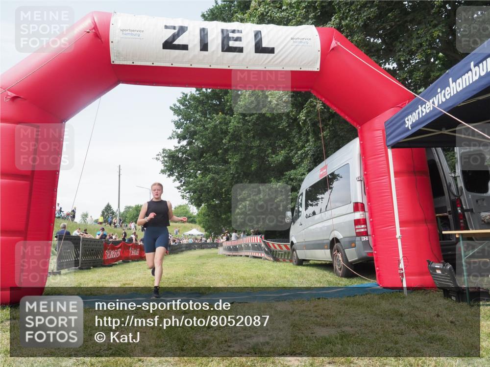 21.06.2025 - 27. Vierlanden-Triathlon KatJ http://msf.ph/oto/8052087 15.06.2025 11:46:44 Ziel  meine-sportfotos.de