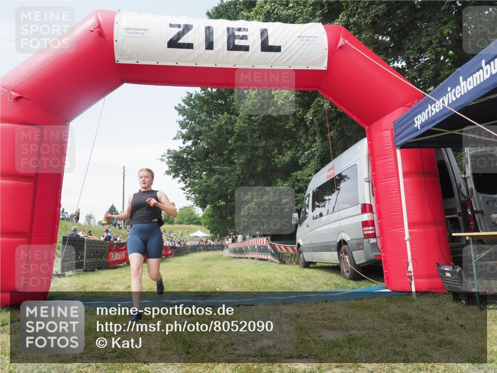 21.06.2025 - 27. Vierlanden-Triathlon KatJ http://msf.ph/oto/8052090 15.06.2025 11:46:45 Ziel  meine-sportfotos.de