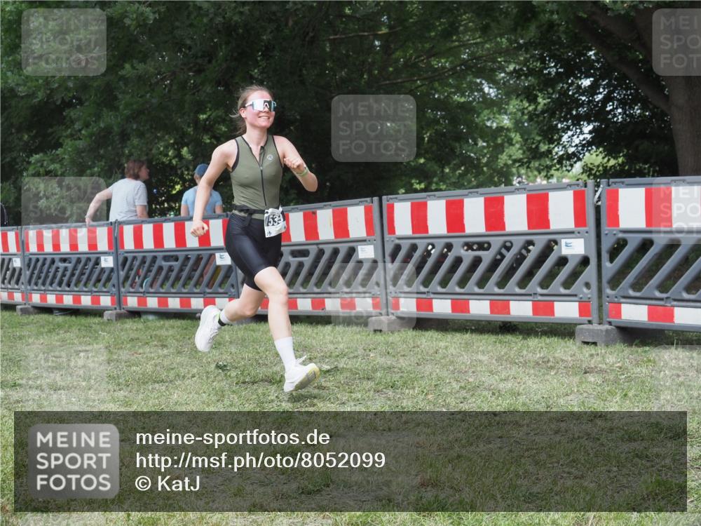 21.06.2025 - 27. Vierlanden-Triathlon KatJ http://msf.ph/oto/8052099 15.06.2025 11:47:51 Ziel 539 meine-sportfotos.de