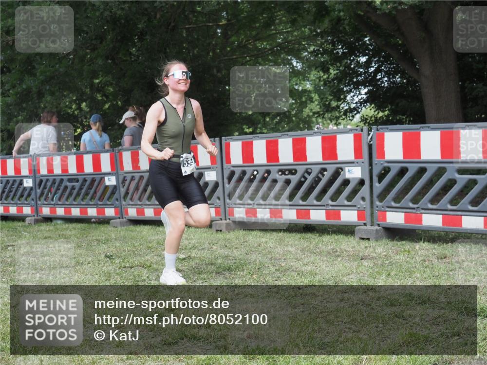 21.06.2025 - 27. Vierlanden-Triathlon KatJ http://msf.ph/oto/8052100 15.06.2025 11:47:51 Ziel 539 meine-sportfotos.de