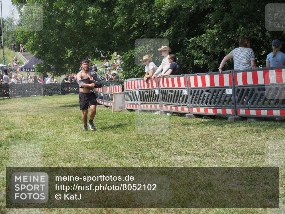 21.06.2025 - 27. Vierlanden-Triathlon KatJ http://msf.ph/oto/8052102 15.06.2025 11:48:12 Ziel 295 meine-sportfotos.de