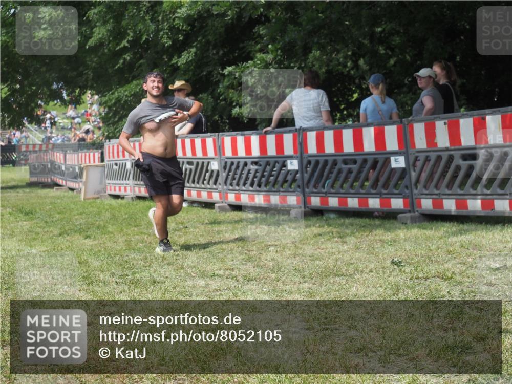 21.06.2025 - 27. Vierlanden-Triathlon KatJ http://msf.ph/oto/8052105 15.06.2025 11:48:13 Ziel 295 meine-sportfotos.de