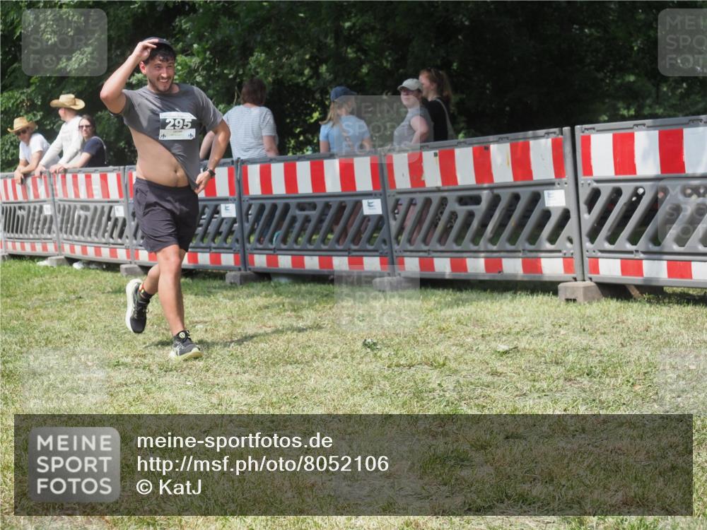 21.06.2025 - 27. Vierlanden-Triathlon KatJ http://msf.ph/oto/8052106 15.06.2025 11:48:14 Ziel 295 meine-sportfotos.de