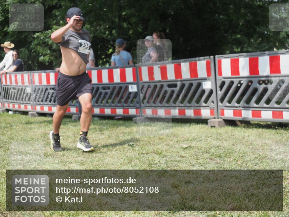 21.06.2025 - 27. Vierlanden-Triathlon KatJ http://msf.ph/oto/8052108 15.06.2025 11:48:14 Ziel 295 meine-sportfotos.de