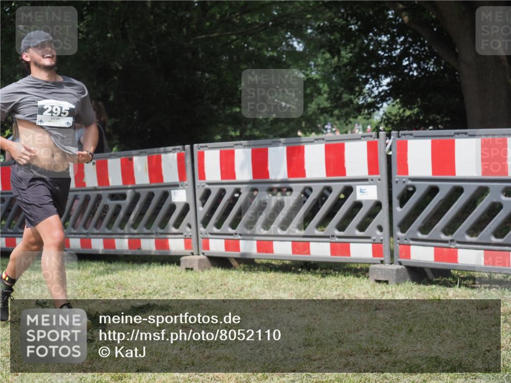 21.06.2025 - 27. Vierlanden-Triathlon KatJ http://msf.ph/oto/8052110 15.06.2025 11:48:15 Ziel 295 meine-sportfotos.de
