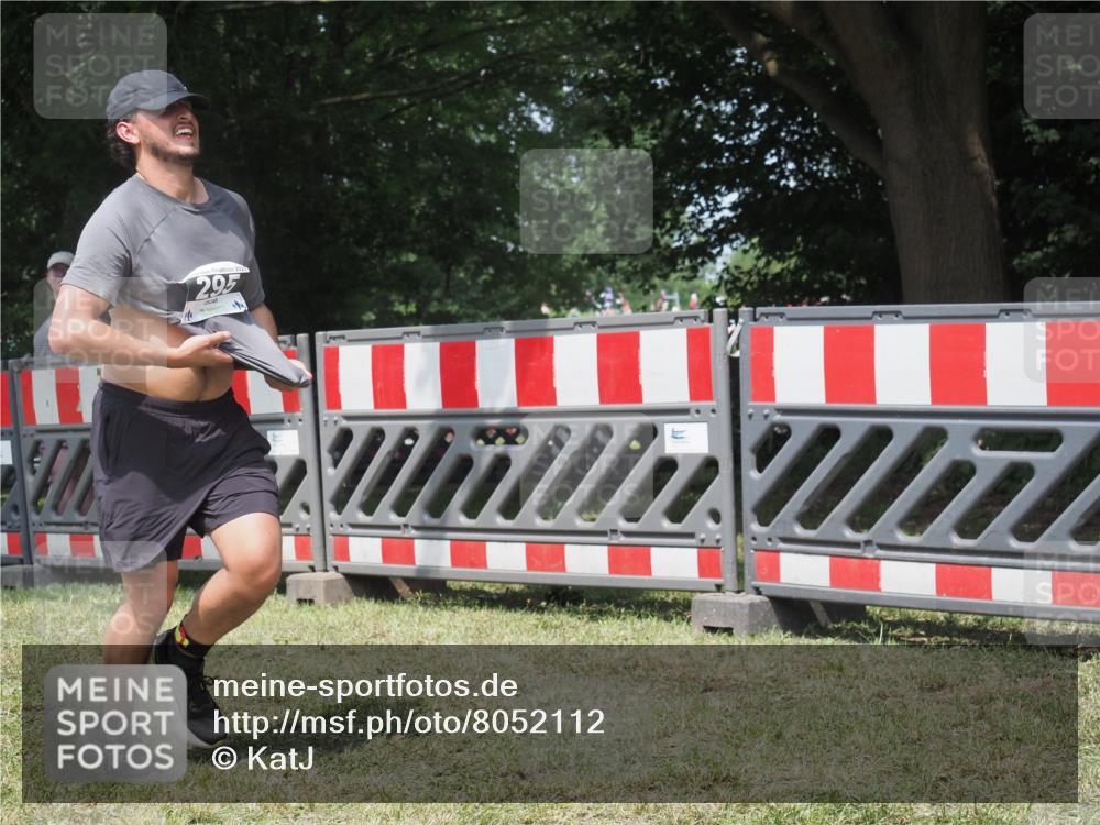 21.06.2025 - 27. Vierlanden-Triathlon KatJ http://msf.ph/oto/8052112 15.06.2025 11:48:15 Ziel 295 meine-sportfotos.de