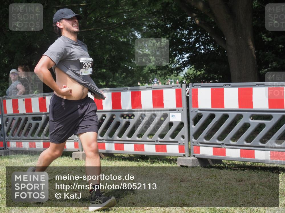 21.06.2025 - 27. Vierlanden-Triathlon KatJ http://msf.ph/oto/8052113 15.06.2025 11:48:15 Ziel 295 meine-sportfotos.de
