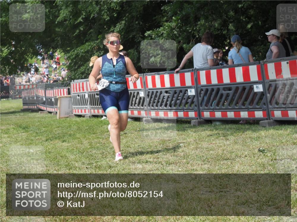 21.06.2025 - 27. Vierlanden-Triathlon KatJ http://msf.ph/oto/8052154 15.06.2025 11:49:16 Ziel 501 meine-sportfotos.de