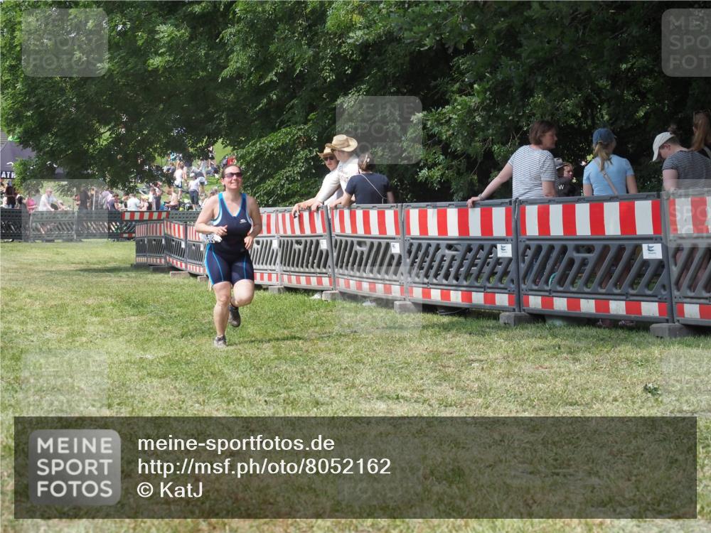 21.06.2025 - 27. Vierlanden-Triathlon KatJ http://msf.ph/oto/8052162 15.06.2025 11:50:10 Ziel 485 meine-sportfotos.de