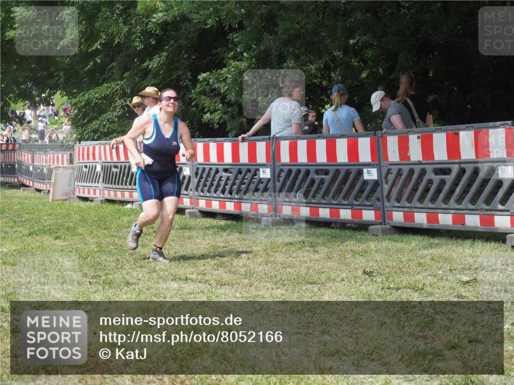 21.06.2025 - 27. Vierlanden-Triathlon KatJ http://msf.ph/oto/8052166 15.06.2025 11:50:11 Ziel 485 meine-sportfotos.de