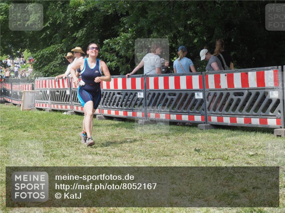 21.06.2025 - 27. Vierlanden-Triathlon KatJ http://msf.ph/oto/8052167 15.06.2025 11:50:11 Ziel 485 meine-sportfotos.de