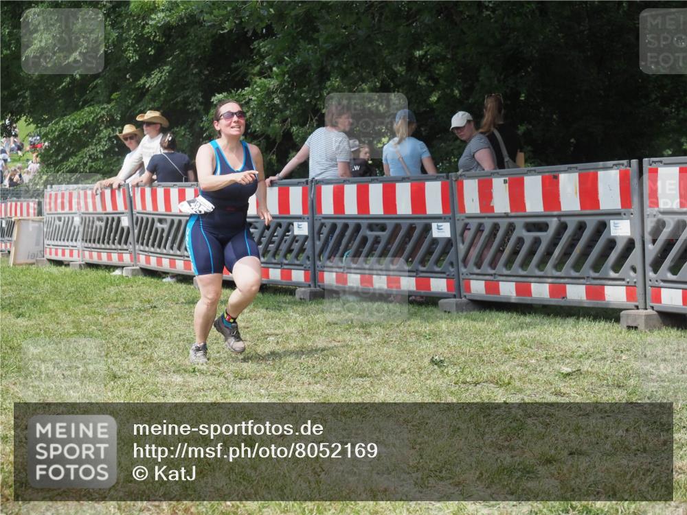 21.06.2025 - 27. Vierlanden-Triathlon KatJ http://msf.ph/oto/8052169 15.06.2025 11:50:12 Ziel 485 meine-sportfotos.de
