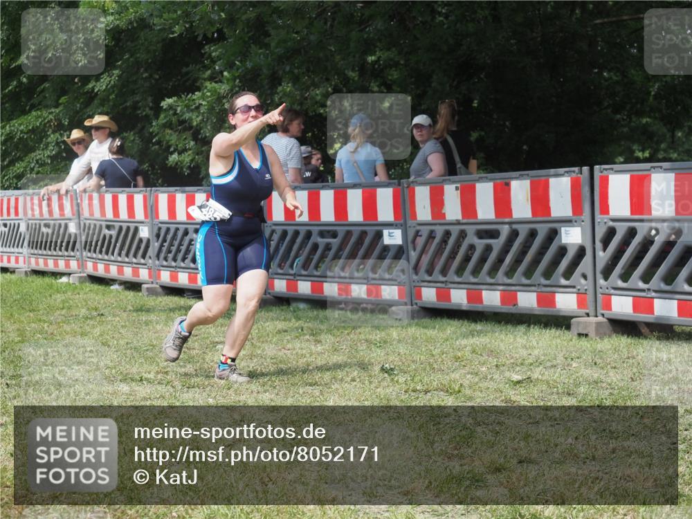 21.06.2025 - 27. Vierlanden-Triathlon KatJ http://msf.ph/oto/8052171 15.06.2025 11:50:12 Ziel 485 meine-sportfotos.de
