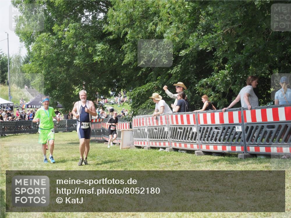 21.06.2025 - 27. Vierlanden-Triathlon KatJ http://msf.ph/oto/8052180 15.06.2025 11:50:57 Ziel 371, 387 meine-sportfotos.de