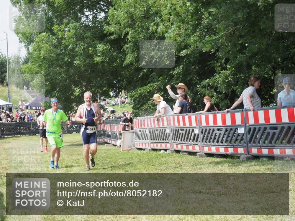 21.06.2025 - 27. Vierlanden-Triathlon KatJ http://msf.ph/oto/8052182 15.06.2025 11:50:58 Ziel 371, 387 meine-sportfotos.de