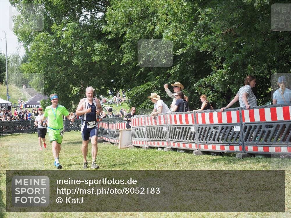 21.06.2025 - 27. Vierlanden-Triathlon KatJ http://msf.ph/oto/8052183 15.06.2025 11:50:58 Ziel 371, 387 meine-sportfotos.de