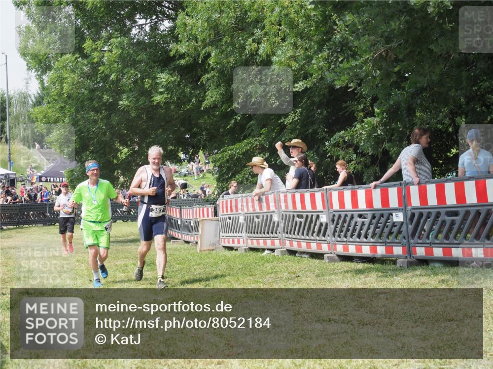 21.06.2025 - 27. Vierlanden-Triathlon KatJ http://msf.ph/oto/8052184 15.06.2025 11:50:58 Ziel 371, 387 meine-sportfotos.de