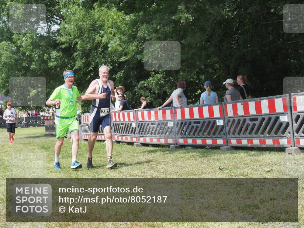 21.06.2025 - 27. Vierlanden-Triathlon KatJ http://msf.ph/oto/8052187 15.06.2025 11:50:59 Ziel 371, 387 meine-sportfotos.de