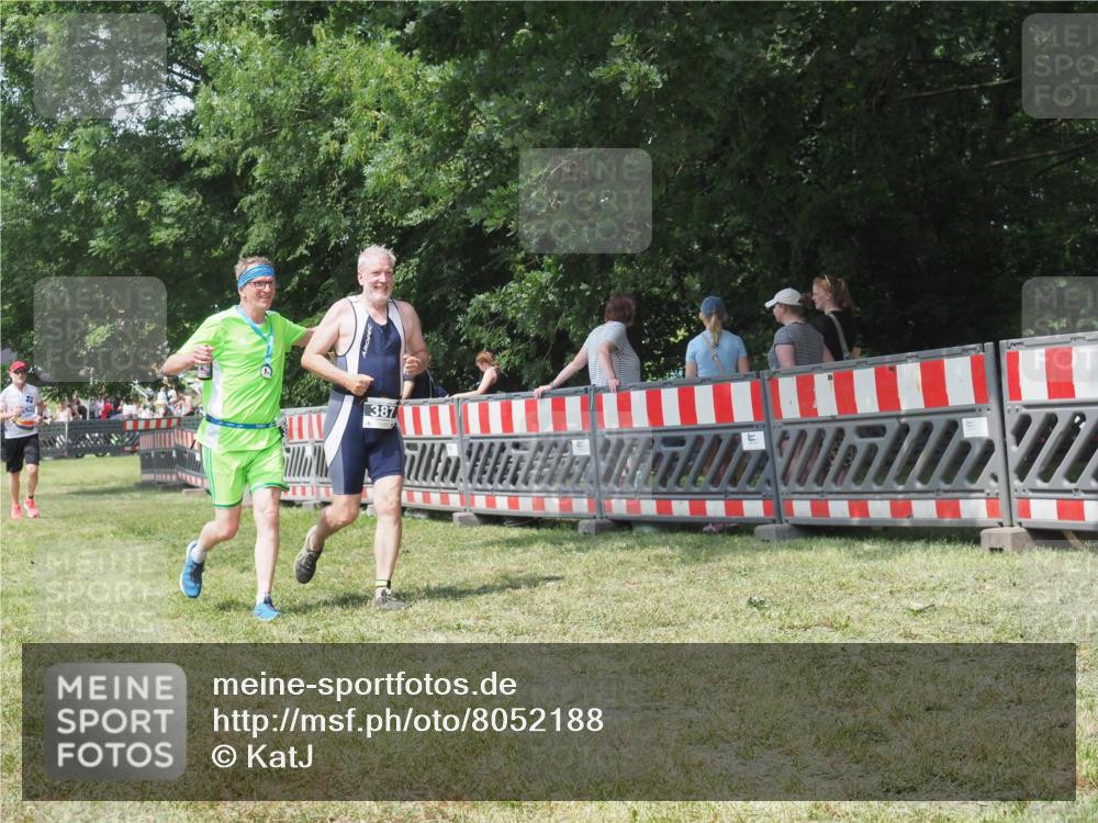 21.06.2025 - 27. Vierlanden-Triathlon KatJ http://msf.ph/oto/8052188 15.06.2025 11:50:59 Ziel 371, 387 meine-sportfotos.de