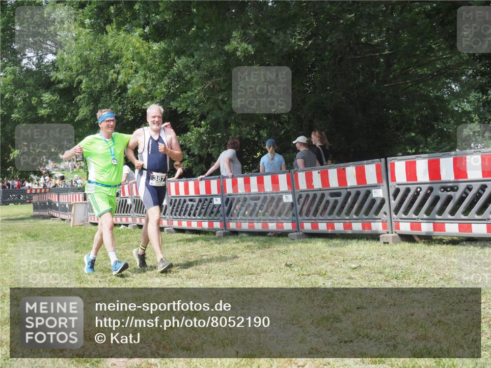 21.06.2025 - 27. Vierlanden-Triathlon KatJ http://msf.ph/oto/8052190 15.06.2025 11:51:00 Ziel 371, 387 meine-sportfotos.de