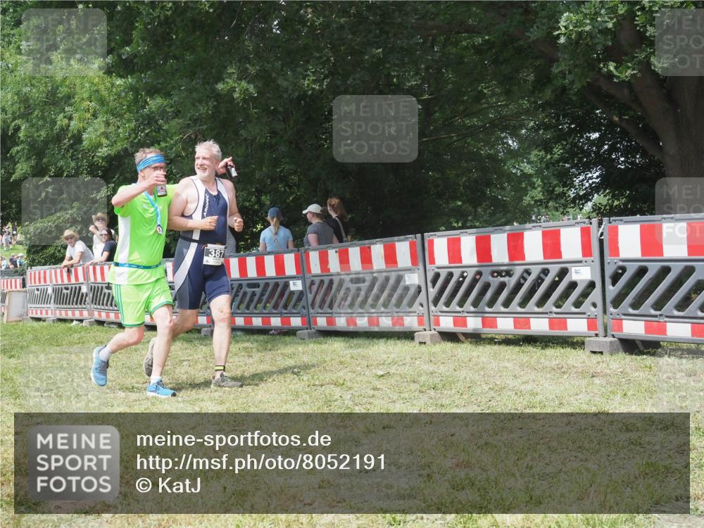 21.06.2025 - 27. Vierlanden-Triathlon KatJ http://msf.ph/oto/8052191 15.06.2025 11:51:00 Ziel 371, 387 meine-sportfotos.de