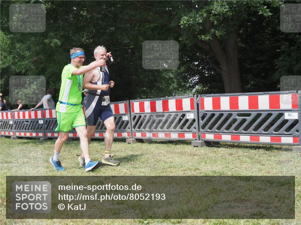 21.06.2025 - 27. Vierlanden-Triathlon KatJ http://msf.ph/oto/8052193 15.06.2025 11:51:01 Ziel 371, 387 meine-sportfotos.de