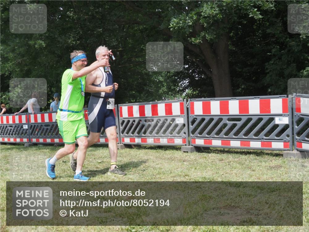 21.06.2025 - 27. Vierlanden-Triathlon KatJ http://msf.ph/oto/8052194 15.06.2025 11:51:01 Ziel 371, 387 meine-sportfotos.de