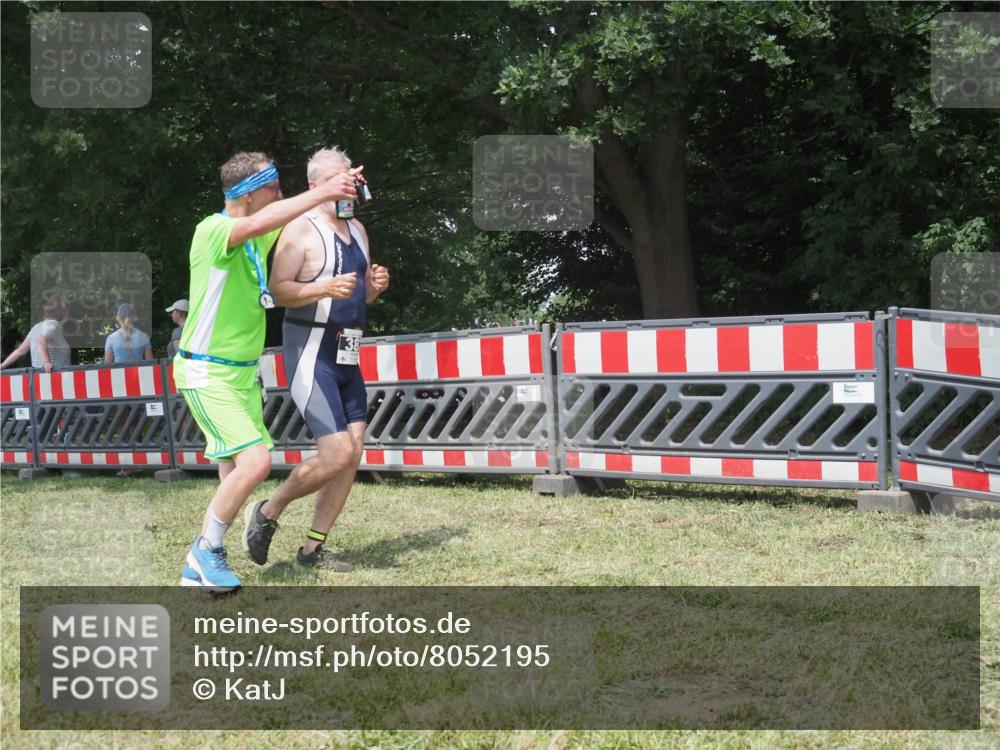 21.06.2025 - 27. Vierlanden-Triathlon KatJ http://msf.ph/oto/8052195 15.06.2025 11:51:01 Ziel 371, 387 meine-sportfotos.de