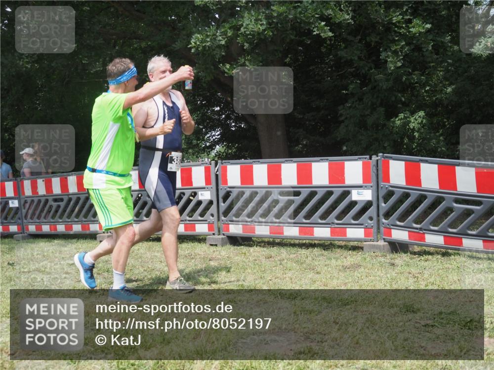 21.06.2025 - 27. Vierlanden-Triathlon KatJ http://msf.ph/oto/8052197 15.06.2025 11:51:01 Ziel 371, 387 meine-sportfotos.de