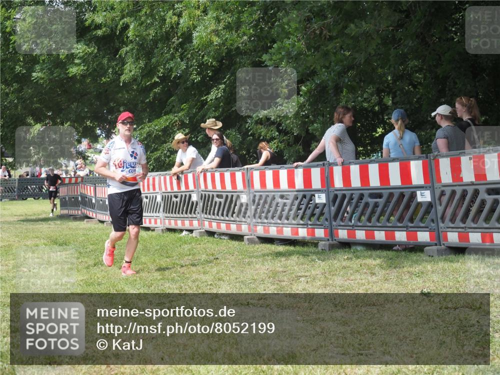 21.06.2025 - 27. Vierlanden-Triathlon KatJ http://msf.ph/oto/8052199 15.06.2025 11:51:03 Ziel 371, 387 meine-sportfotos.de