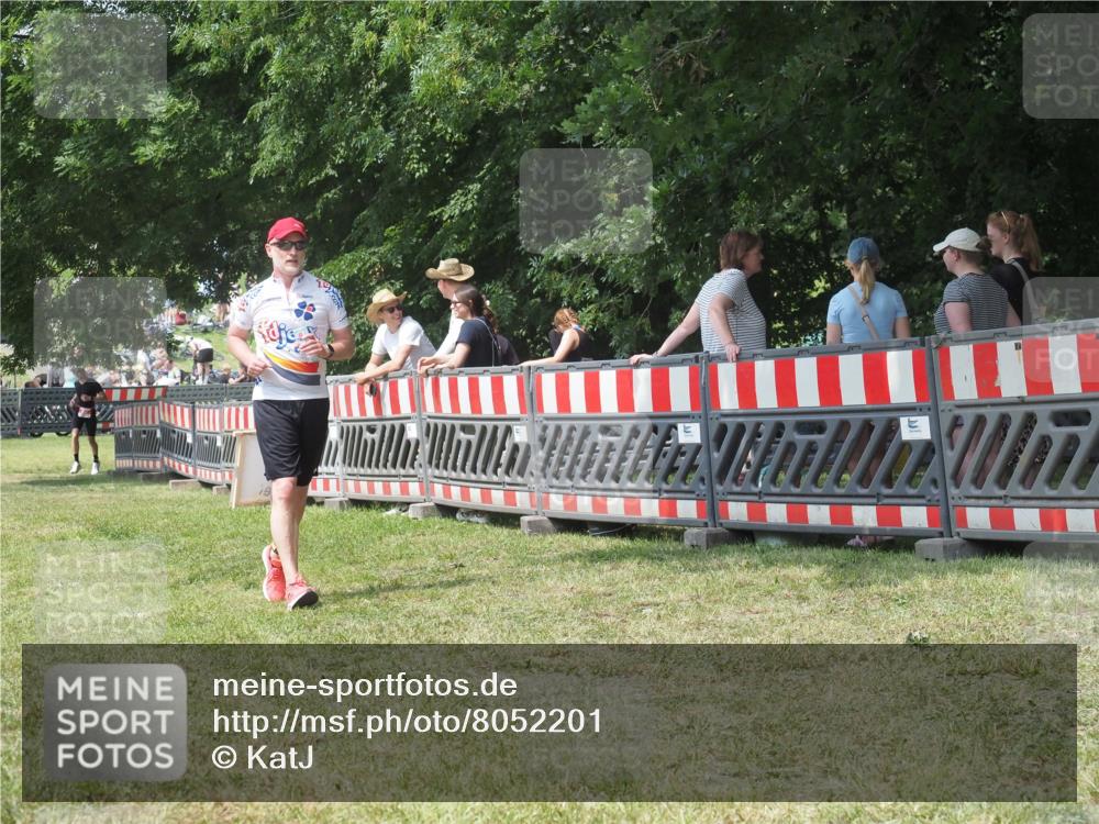 21.06.2025 - 27. Vierlanden-Triathlon KatJ http://msf.ph/oto/8052201 15.06.2025 11:51:04 Ziel 371 meine-sportfotos.de