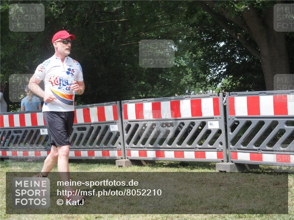 21.06.2025 - 27. Vierlanden-Triathlon KatJ http://msf.ph/oto/8052210 15.06.2025 11:51:06 Ziel 371 meine-sportfotos.de