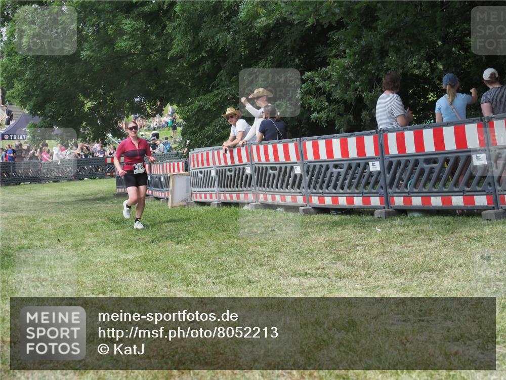 21.06.2025 - 27. Vierlanden-Triathlon KatJ http://msf.ph/oto/8052213 15.06.2025 11:52:24 Ziel 556 meine-sportfotos.de