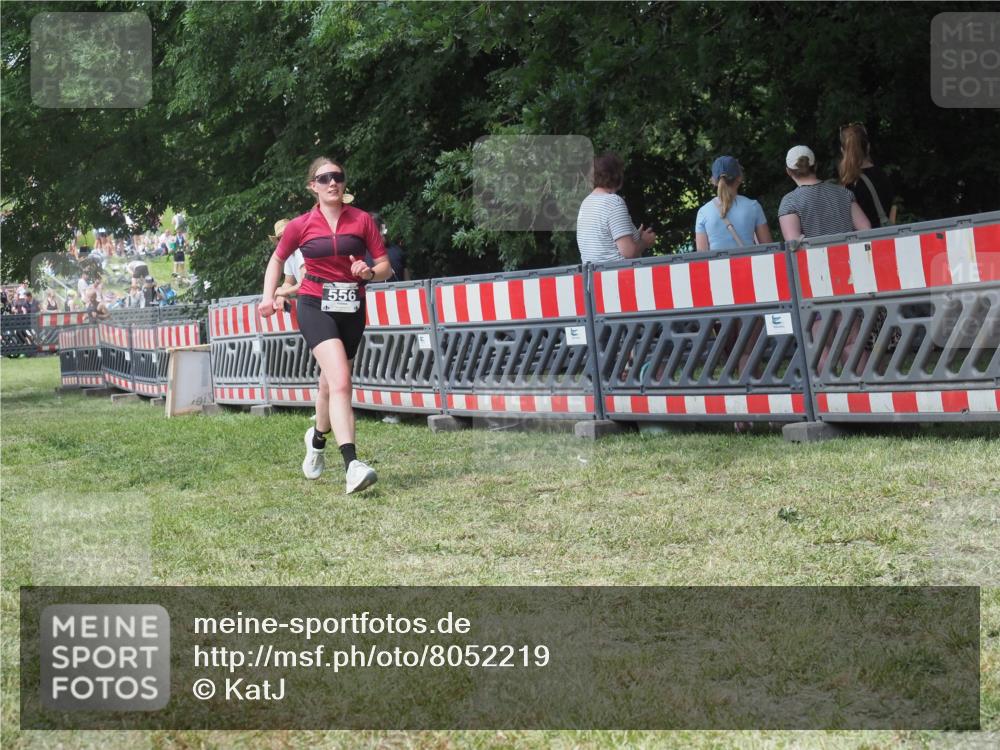 21.06.2025 - 27. Vierlanden-Triathlon KatJ http://msf.ph/oto/8052219 15.06.2025 11:52:26 Ziel 556 meine-sportfotos.de