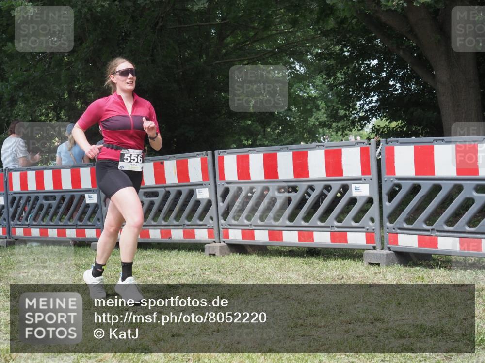 21.06.2025 - 27. Vierlanden-Triathlon KatJ http://msf.ph/oto/8052220 15.06.2025 11:52:27 Ziel 556 meine-sportfotos.de