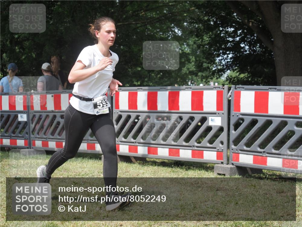 21.06.2025 - 27. Vierlanden-Triathlon KatJ http://msf.ph/oto/8052249 15.06.2025 11:52:51 Ziel 459, 593 meine-sportfotos.de