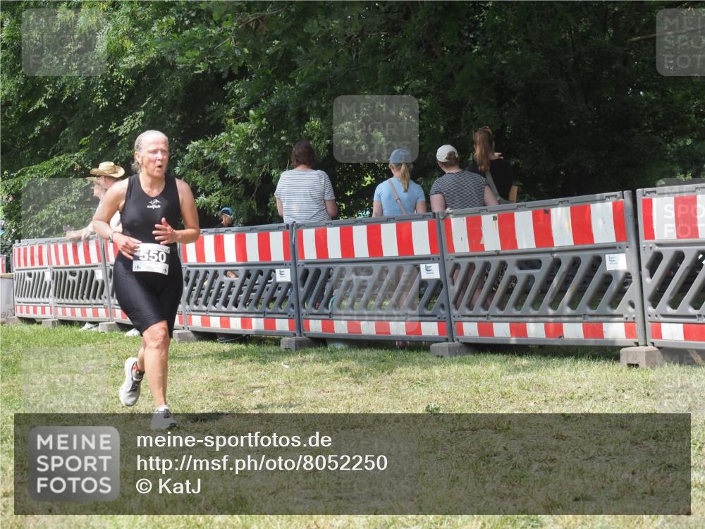 21.06.2025 - 27. Vierlanden-Triathlon KatJ http://msf.ph/oto/8052250 15.06.2025 11:53:02 Ziel 488, 550 meine-sportfotos.de