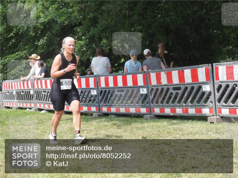 21.06.2025 - 27. Vierlanden-Triathlon KatJ http://msf.ph/oto/8052252 15.06.2025 11:53:03 Ziel 488, 550 meine-sportfotos.de