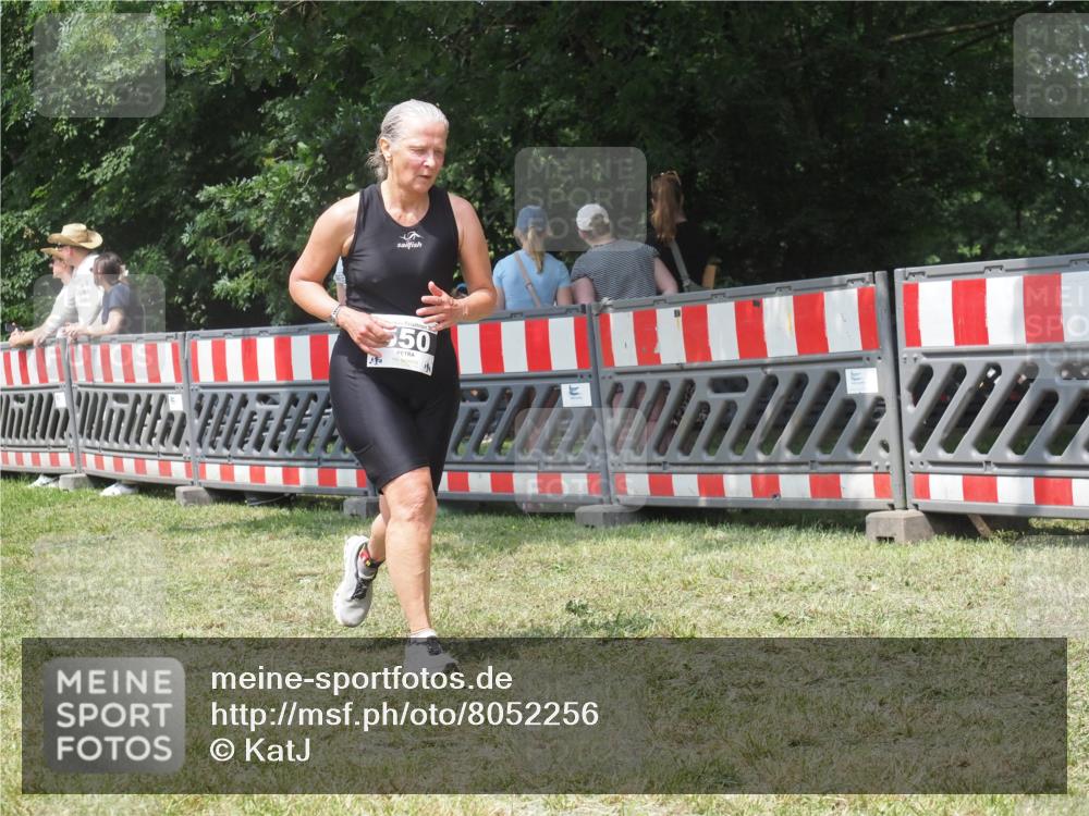 21.06.2025 - 27. Vierlanden-Triathlon KatJ http://msf.ph/oto/8052256 15.06.2025 11:53:03 Ziel 488, 550 meine-sportfotos.de