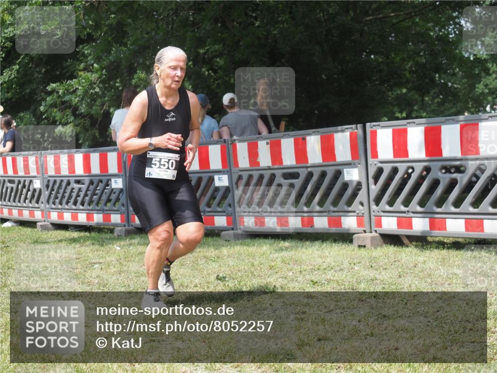 21.06.2025 - 27. Vierlanden-Triathlon KatJ http://msf.ph/oto/8052257 15.06.2025 11:53:03 Ziel 488, 550 meine-sportfotos.de