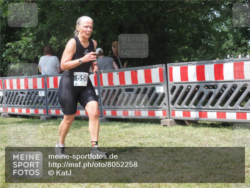 21.06.2025 - 27. Vierlanden-Triathlon KatJ http://msf.ph/oto/8052258 15.06.2025 11:53:03 Ziel 488, 550 meine-sportfotos.de