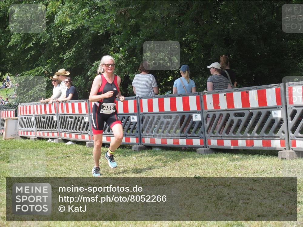 21.06.2025 - 27. Vierlanden-Triathlon KatJ http://msf.ph/oto/8052266 15.06.2025 11:53:07 Ziel 488 meine-sportfotos.de