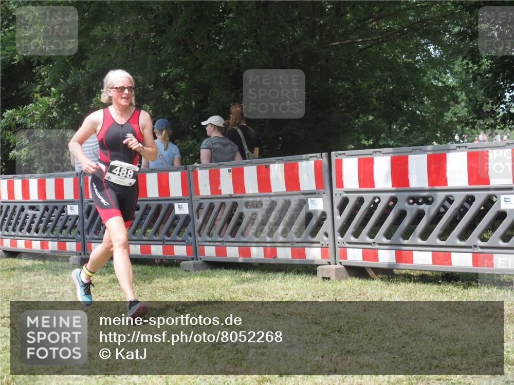 21.06.2025 - 27. Vierlanden-Triathlon KatJ http://msf.ph/oto/8052268 15.06.2025 11:53:07 Ziel 488 meine-sportfotos.de