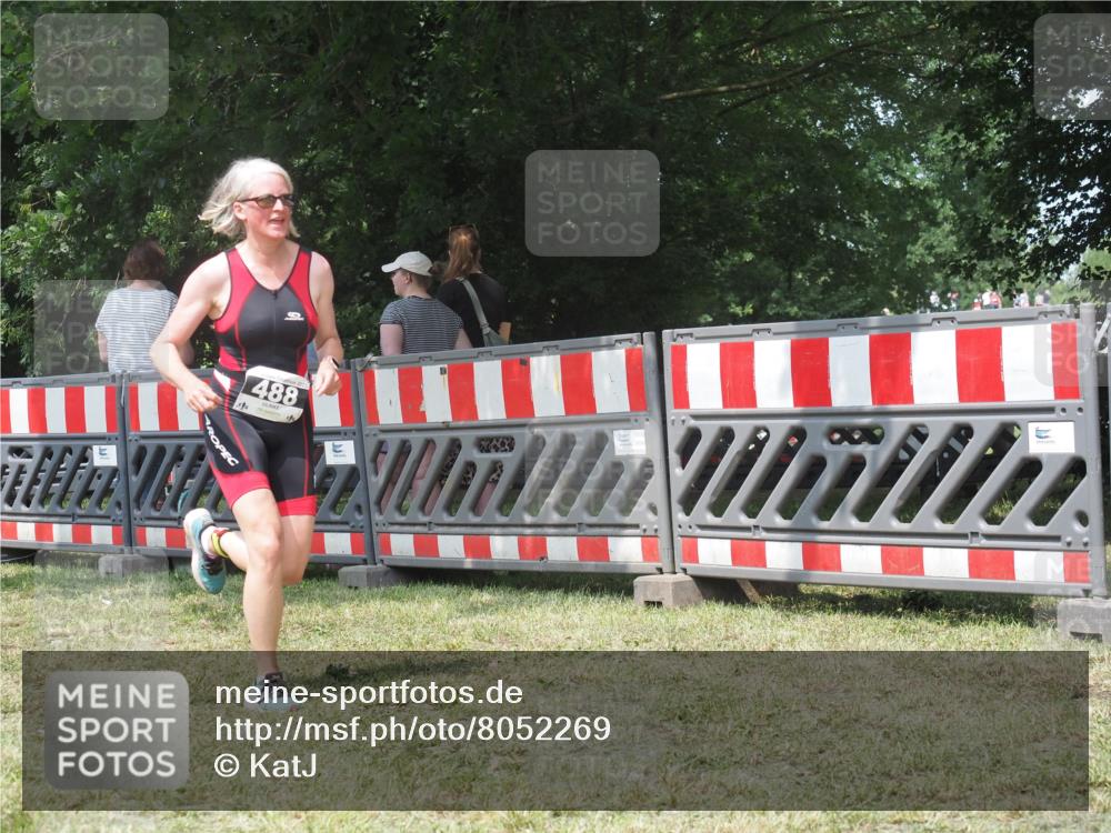 21.06.2025 - 27. Vierlanden-Triathlon KatJ http://msf.ph/oto/8052269 15.06.2025 11:53:08 Ziel 488 meine-sportfotos.de