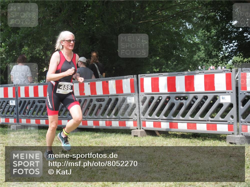 21.06.2025 - 27. Vierlanden-Triathlon KatJ http://msf.ph/oto/8052270 15.06.2025 11:53:08 Ziel 488 meine-sportfotos.de