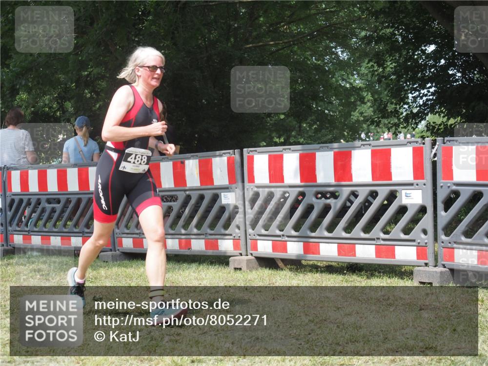 21.06.2025 - 27. Vierlanden-Triathlon KatJ http://msf.ph/oto/8052271 15.06.2025 11:53:08 Ziel 488 meine-sportfotos.de