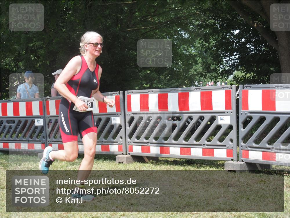 21.06.2025 - 27. Vierlanden-Triathlon KatJ http://msf.ph/oto/8052272 15.06.2025 11:53:08 Ziel 488 meine-sportfotos.de
