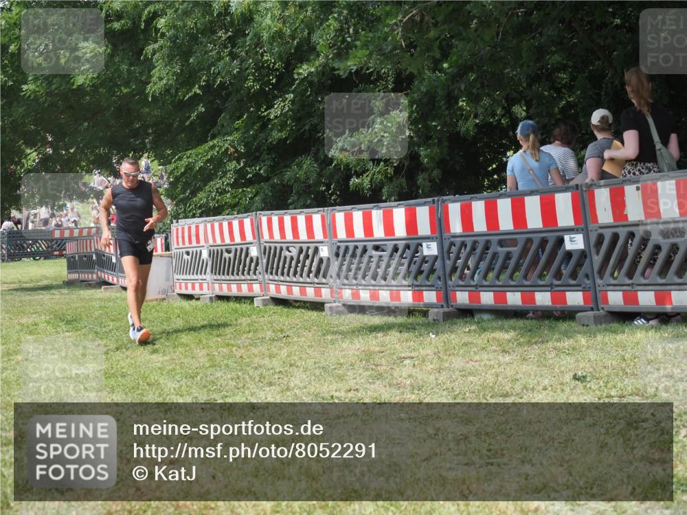 21.06.2025 - 27. Vierlanden-Triathlon KatJ http://msf.ph/oto/8052291 15.06.2025 11:54:43 Ziel 421 meine-sportfotos.de