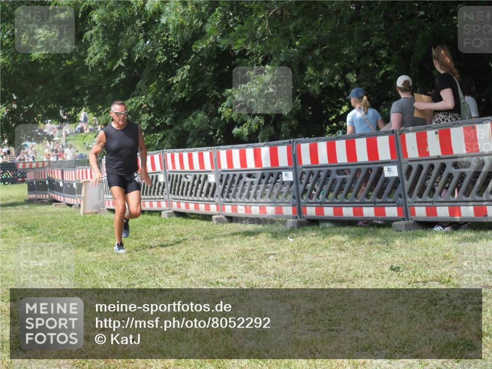 21.06.2025 - 27. Vierlanden-Triathlon KatJ http://msf.ph/oto/8052292 15.06.2025 11:54:44 Ziel 421 meine-sportfotos.de